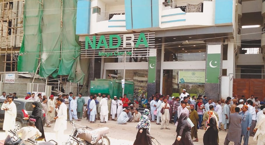ڈی جی نادرا سندھ کا ایکشن، خاتون کو نازیبا پیغامات بھیجنے والا ملازم برطرف