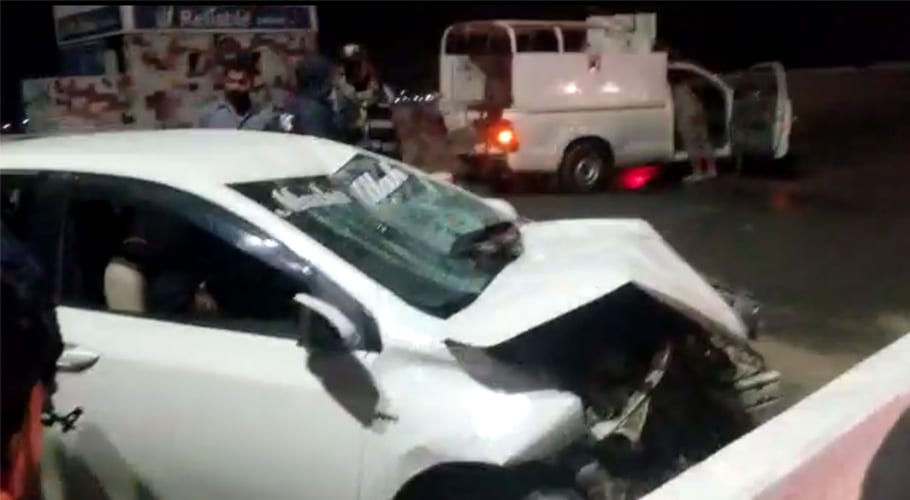 کراچی: شرافی گوٹھ میں تیز رفتار گاڑی رینجرز موبائل سے ٹکرا گئی، 1 اہلکار شہید