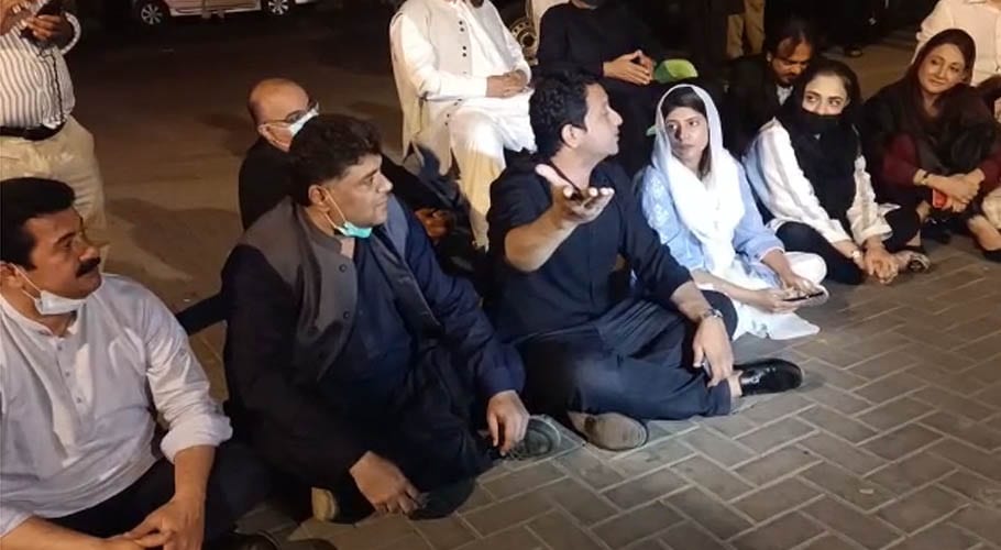 حلیم عادل شیخ کی گرفتاری کے خلاف پی ٹی آئی کے رہنماؤں کا وزیراعلیٰ ہاؤس کے باہر دھرنا