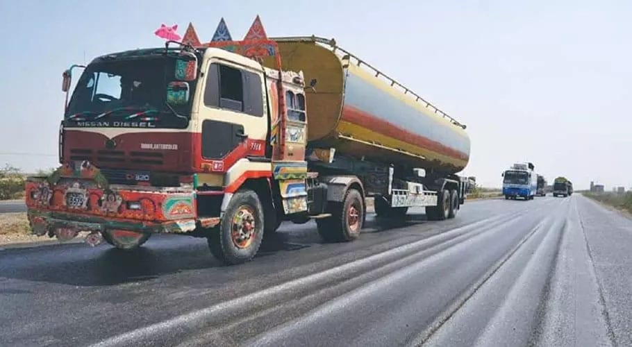 کراچی میں آئل ٹینکرز سے خام تیل چوری کرنے کا سلسلہ جاری، مافیا نے نیا اڈہ بنا لیا