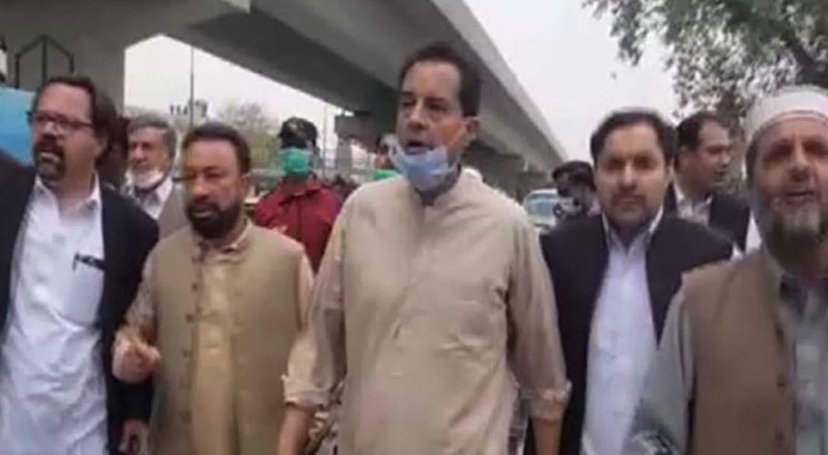 پشاور میں پیشی پر آئے کیپٹن (ر) صفدر پر انڈے برسا دیئے گئے