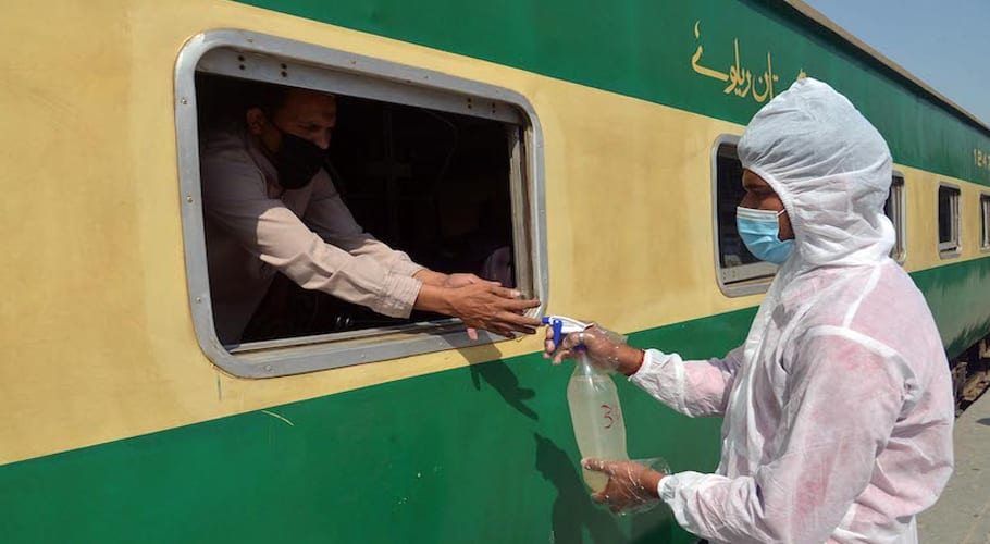 ٹرینوں میں 70 فیصد بکنگ کا حکم،ماسک کے بغیر سفر کرنیوالوں پر جرمانہ ہوگا