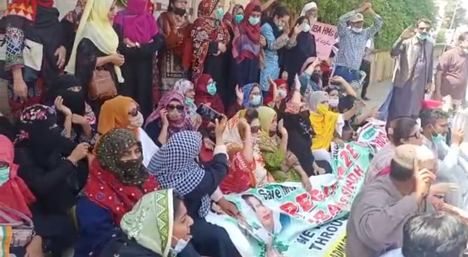 ایک صوبے میں دو قانون نامنظور کے نعرے، ہیڈماسٹرز نے سندھ اسمبلی کے باہر دھرنا دے دیا