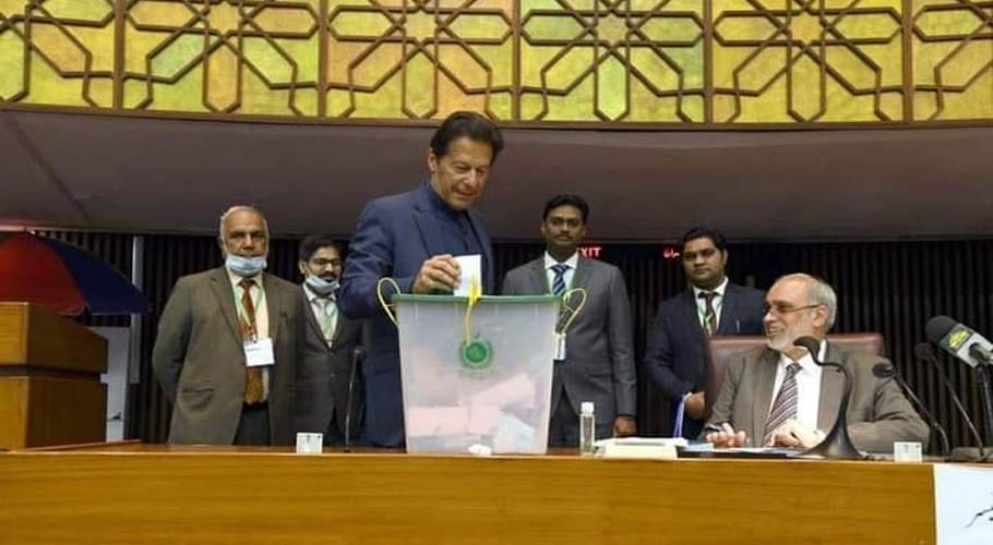 سینیٹ انتخابات، وزیرِ اعظم عمران خان قومی اسمبلی پہنچ گئے، ووٹ بھی کاسٹ کردیا
