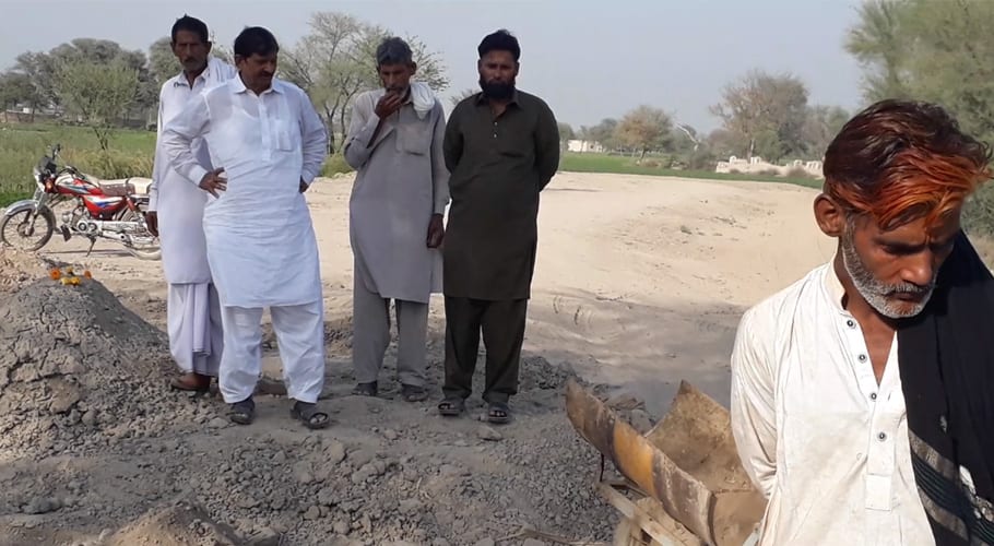 قبرستان کی 2 کنال زمین پر غیرقانونی قبضہ، عوام مشتعل، مافیا کو بھاگنے پر مجبور کردیا
