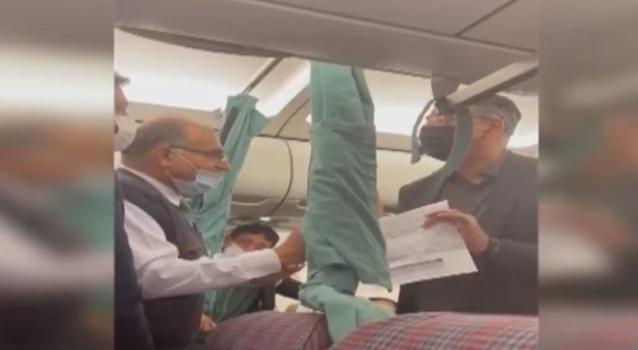 میری نشست دوسرے مسافر کو کیوں دی، اسد عمر پی آئی اے کے عملے پر برس پڑے