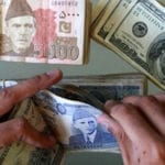 انٹربینک اور اوپن مارکیٹ میں روپے کے مقابلے میں ڈالر مزید 10 پیسے سستا