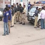 کراچی: منی چینجر کی گاڑی پر فائرنگ، دو سیکورٹی گارڈ ہلاک، ڈاکو رقم لوٹ کر فرار