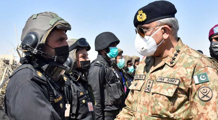 آرمی چیف جنرل قمر جاوید باجوہ کا صحرائے چولستان میں فیلڈ ٹریننگ ایریا کا دورہ