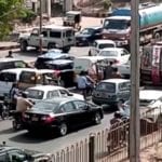 پولیس اہلکار کی مبینہ فائرنگ سے ایک شخص زخمی، مظاہرین نے سڑک بلاک کردی