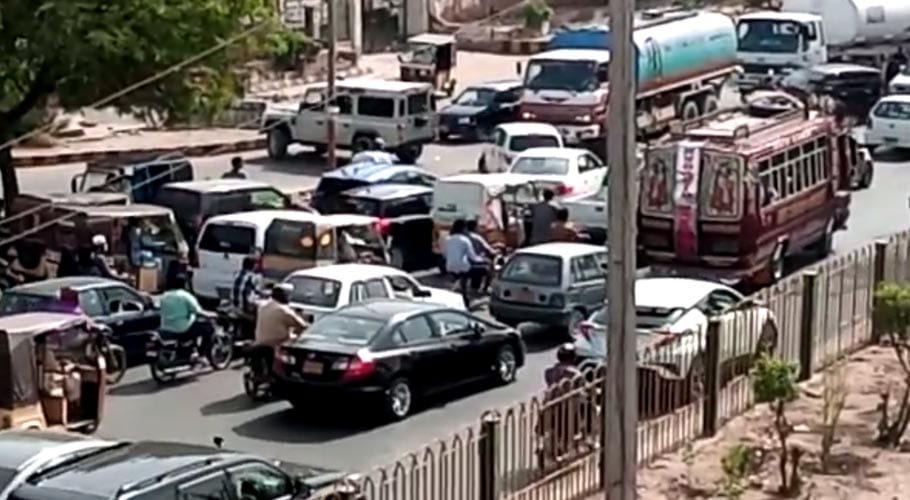 پولیس اہلکار کی مبینہ فائرنگ سے ایک شخص زخمی، مظاہرین نے سڑک بلاک کردی