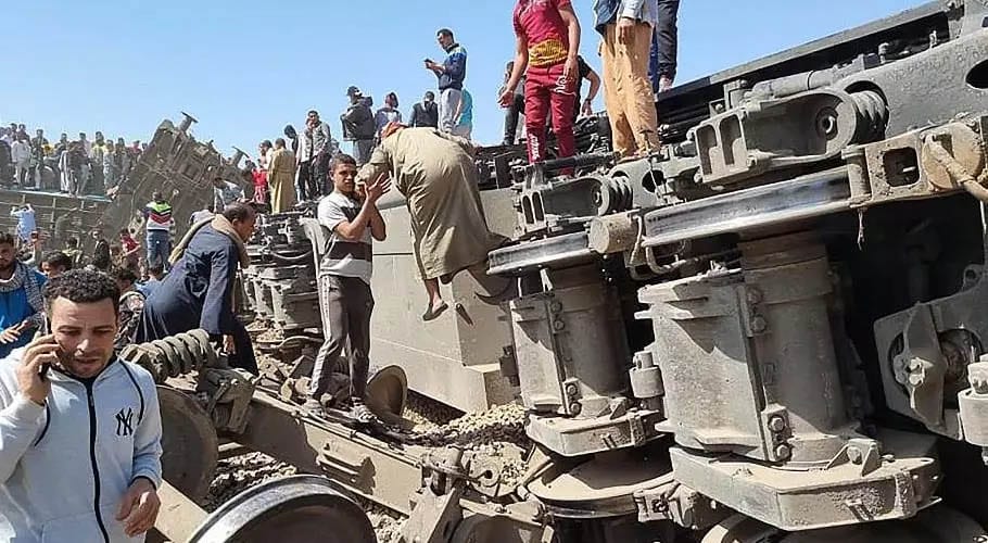 مصر میں 2 ٹرینوں کے درمیان تصادم،32 افراد جاں بحق، 66 سے زائد زخمی