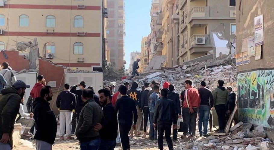 مصر کے دارالحکومت میں 10منزلہ عمارت گر گئی،8 افراد جاں بحق، 24 زخمی