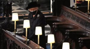 Queen Elizabeth sits alone at the funeral of Prince Philip (2021)