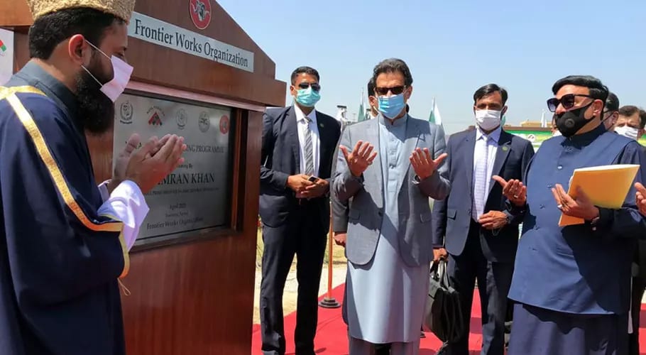 وزیرِ اعظم عمران خان نے فراش ٹاؤن اپارٹمنٹس کا سنگِ بنیاد رکھ دیا