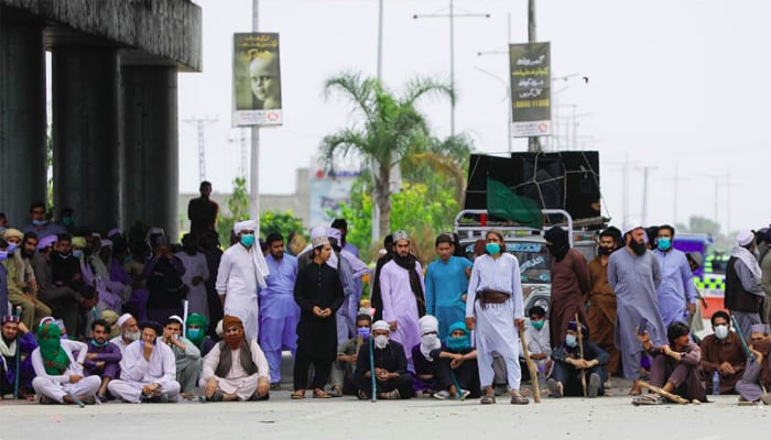 کالعدم ٹی ایل پی پر پابندی کا جائزہ لینے کیلئے 3رکنی کمیٹی قائم کرنے کا فیصلہ