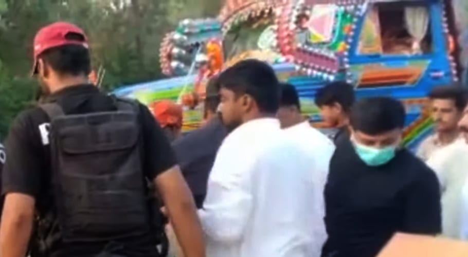 سہون شریف، لنک روڈ پر ٹرک اور کار کا تصادم، خاتون سمیت 4افراد جاں بحق