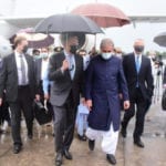 Qureshi criticized for umbrella holder while receiving Russian foreign minster