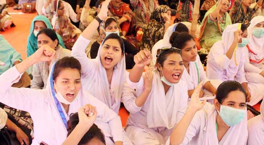 Federal health workers and nurses threaten to strike