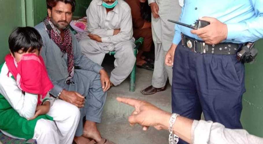 اسلام آباد پولیس کے اہلکار کا اختیارات سے تجازو،12 سالہ بچے کو ہتھکڑی لگا دی