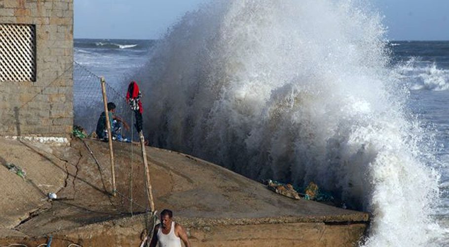 Cyclone warning puts karachi on alert