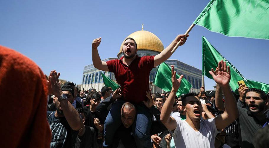یروشلم میں اسرائیلی پولیس کا مسجدِ اقصیٰ پر حملہ، درجنوں مظلوم فلسطینی زخمی