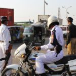آپریشن کلین اَپ، کراچی کی ٹریفک پولیس نے سڑک پر قائم ناجائز تجاوزات ختم کردیں