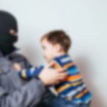 کراچی، 3 مسلح ملزمان کی گھر میں گھس کر لوٹ مار، ڈیڑھ سالہ بچے کو اغواء کر لیا