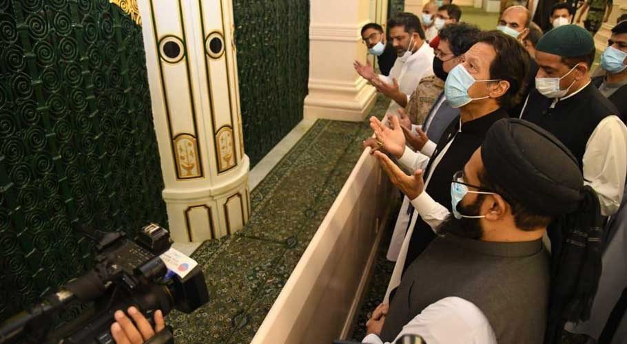 وزیرِ اعظم کی روضۂ رسول ﷺ پر حاضری، وطن کی خوشحالی و ترقی کیلئے دُعائیں