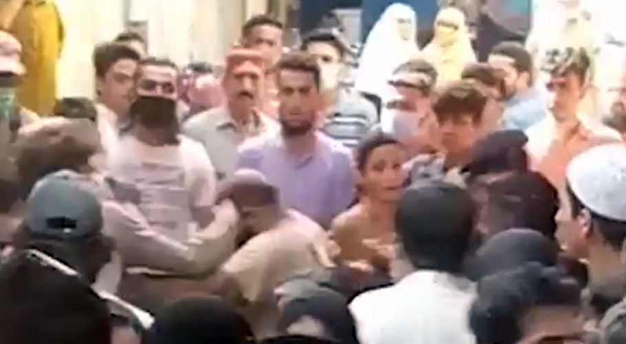 لیاری میں دکانداروں کا رینجرز اہلکاروں پر تشدد، ویڈیو وائرل