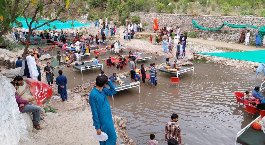 اسلام آباد میں کورونا ایس او پیز کی بڑی خلاف ورزی، شاہدرہ پکنک پوائنٹ پر بھیڑ لگ گئی