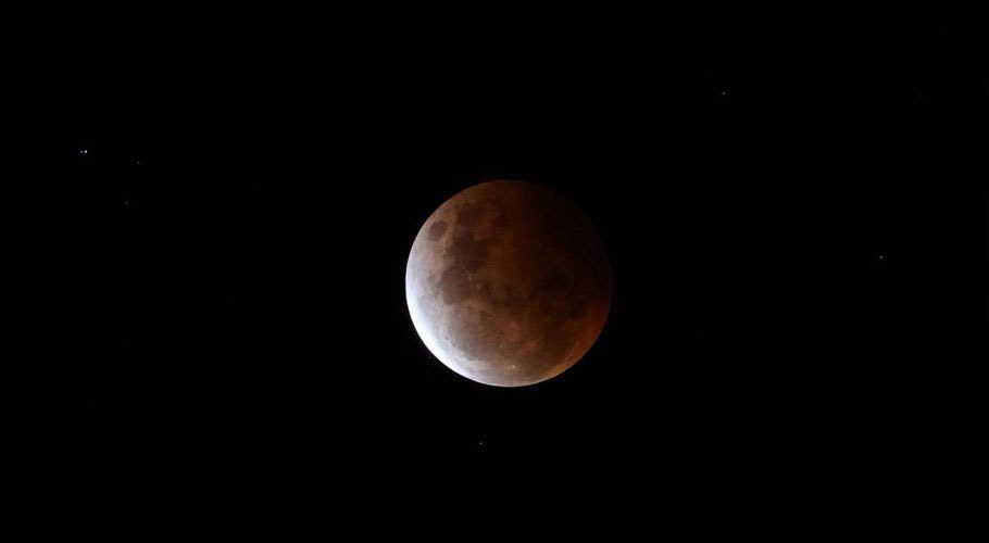 تصویری تجزیہ: دُنیا کے متعدد ممالک میں سپر فلاور بلڈ مون اور چاند گرہن دیکھا گیا