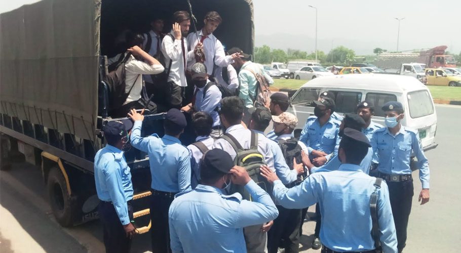 اسلام آباد، طلبہ کا ریگولر امتحانات نہ لینے کا مطالبہ، احتجاج کے دوران 20 نوجوان گرفتار