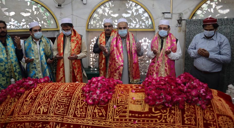 اسد قیصر کی داتا گنج بخشؒ کے مزار پر آمد، ٹرین حادثے میں جاں بحق افراد کیلئے دُعا