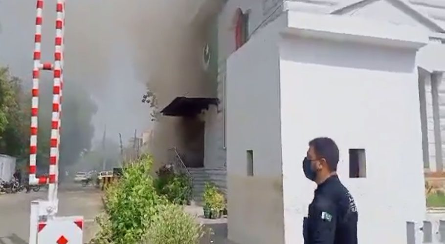 بلاول ہاؤس میں آگ لگ گئی، فائر بریگیڈ آگ بجھانے میں مصروف