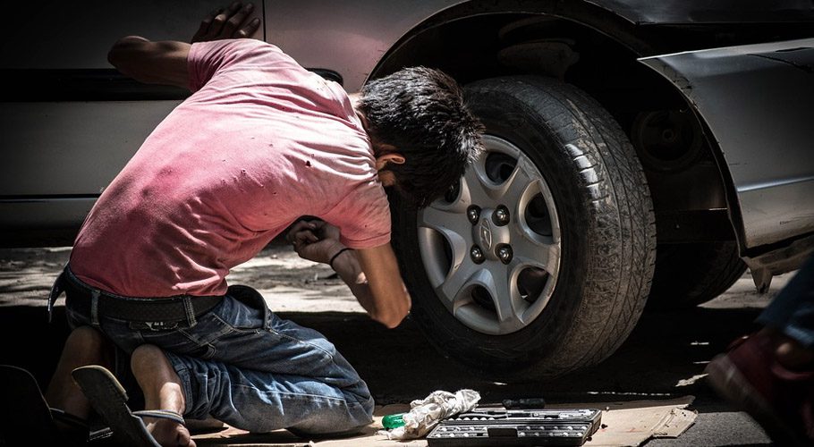 پاکستان سمیت دُنیا بھر میں چائلڈ لیبر کے خاتمے کا عالمی دن آج منایا جارہا ہے