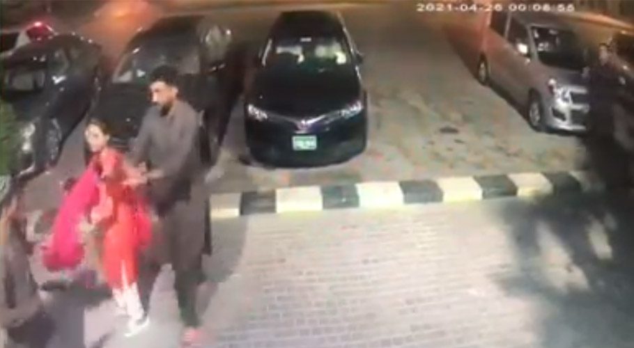 کراچی، پارکنگ ایریا میں خاتون کو گن پوائنٹ پر لوٹنے والے 2 ملزم گرفتار