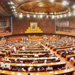 قومی اسمبلی میں سینیٹائزرکی بوتل چل گئی،اسپیکر کا ایوان کی کارروائی چلانے سے انکار