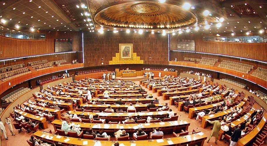 قومی اسمبلی میں سینیٹائزرکی بوتل چل گئی،اسپیکر کا ایوان کی کارروائی چلانے سے انکار