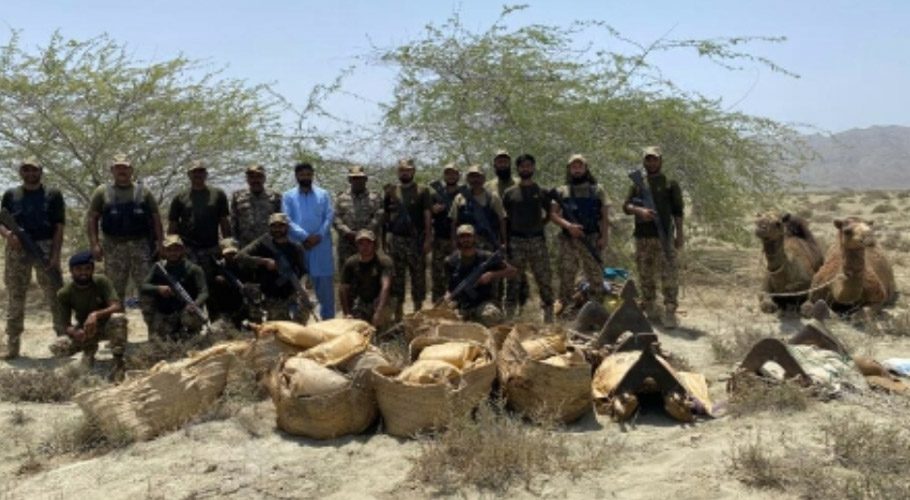پسنی،کوسٹ گارڈز کی کارروائی، اسمگلرزاونٹ چھوڑ کر فرار، 5 کروڑ ڈالرز کی چرس برآمد