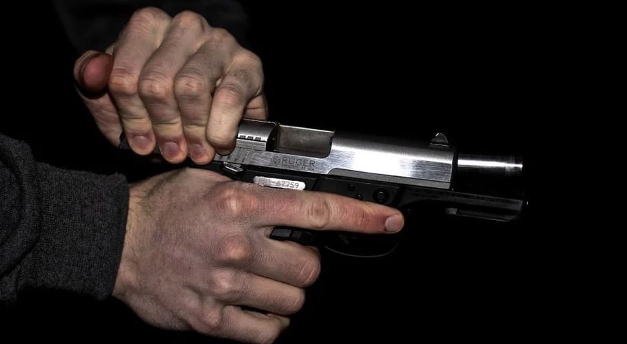 Robbers killed 2 civilians, injured dozens in karachi