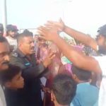 لاڑکانہ:شہریوں کا اپنے حقوق کے لیے احتجاجی مظاہرہ،ٹائر نذرآتش، روڈ بلاک