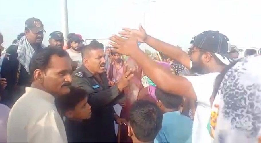 لاڑکانہ:شہریوں کا اپنے حقوق کے لیے احتجاجی مظاہرہ،ٹائر نذرآتش، روڈ بلاک