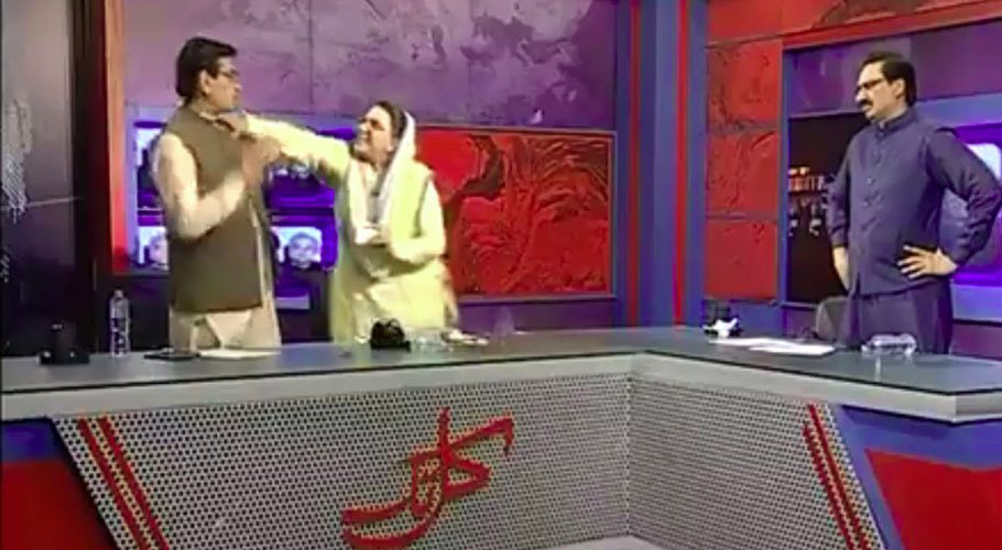 فردوس عاشق اعوان کے خلاف مقدمہ درج کیا جائے۔ قادر مندوخیل نے درخواست جمع کرادی