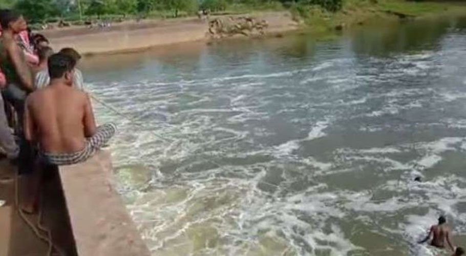 ٹک ٹاک نے ایک اور زندگی داؤ پر لگادی، نوجوان ندی میں جا گرا، تلاش جاری