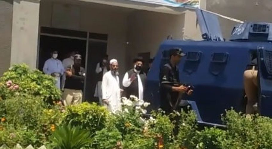 پولیس تحویل میں اسپتال جانے والے مفتی کفایت اللہ کی آنکھوں کا آپریشن نہ ہوسکا