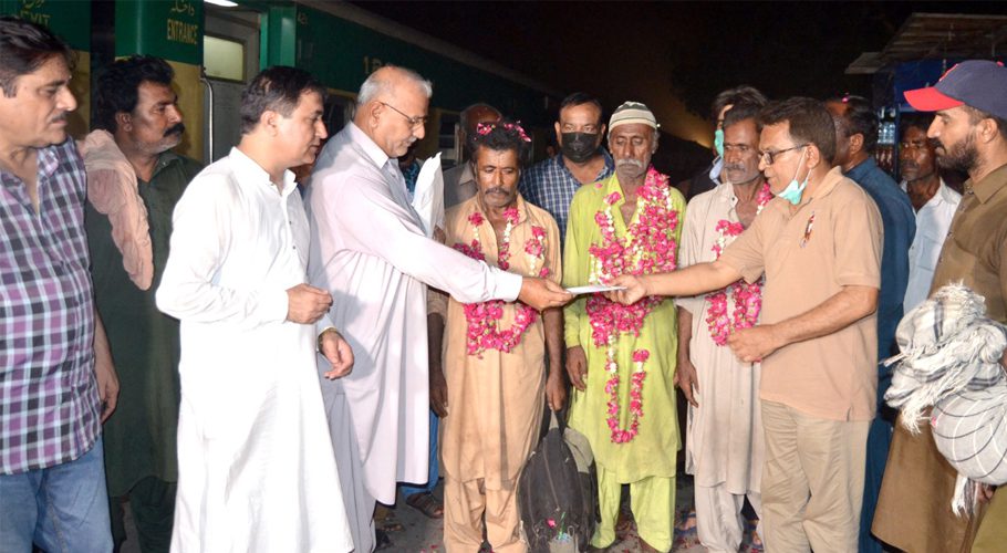 3 Pakistani fishermen released from Indian captivity reach Karachi