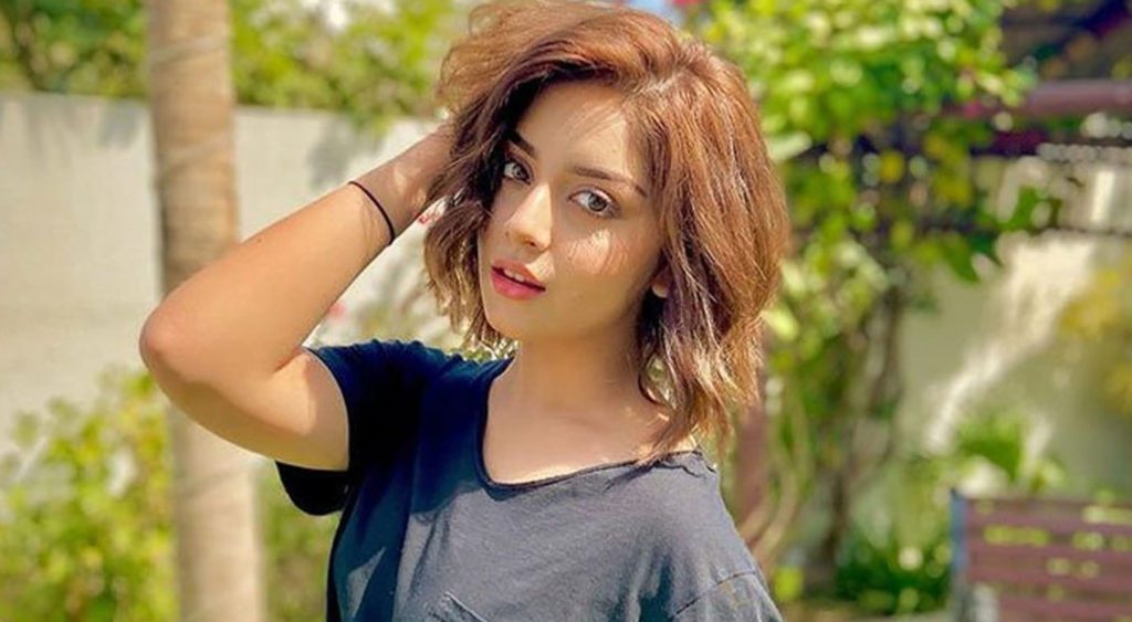 لوگوں سے ان کے رویے کے مطابق سلوک کرتی ہوں۔علیزے شاہ کا یاسر نواز کو جواب