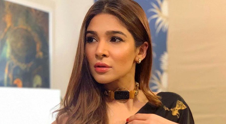 ماہرہ کو بوڑھا کیوں کہا؟ عائشہ عمر نے صارف کو کھری کھری سنادیں
