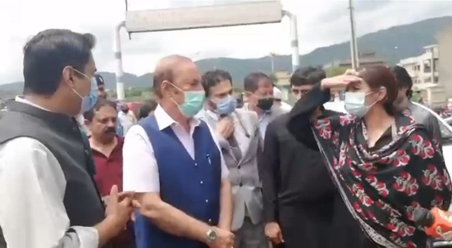 بارش کے دوران غفلت برتنے والوں کے خلاف سخت کارروائی کی جائے گی، بابر اعوان